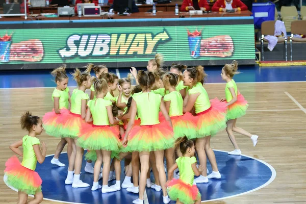 Orenburg Rusland Oktober 2019 Cheerleading Meisjes Treden Tijdens Een Basketbalwedstrijd — Stockfoto