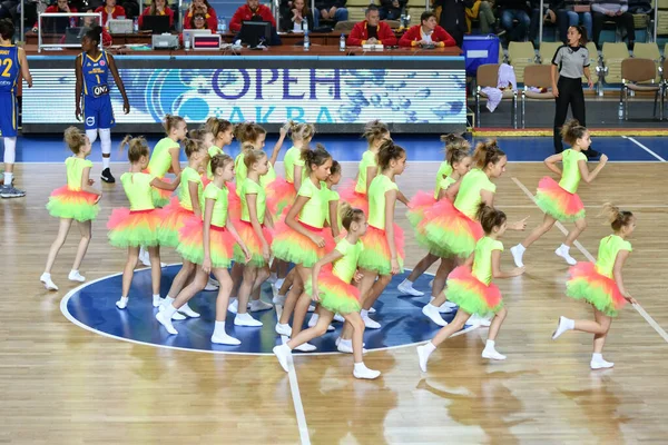 Orenburg Rusland Oktober 2019 Cheerleading Meisjes Treden Tijdens Een Basketbalwedstrijd — Stockfoto