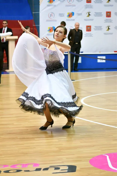 Orenburg Russia November 2019 Κορίτσι Και Αγόρι Χορεύουν Στα Ανοικτά — Φωτογραφία Αρχείου