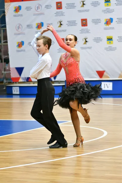 ロシアのオレンブルク 2019年11月2日 ダンススポーツのオレンブルク市のオープン選手権とカップで女の子と男の子が踊る — ストック写真
