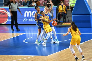 Orenburg Rusya - 31 Ekim 2019: Kızlar BC Nadezhda (Orenburg) ve BC Castor Braine (Belçika) arasında Euroleague maçı oynuyorlar) 