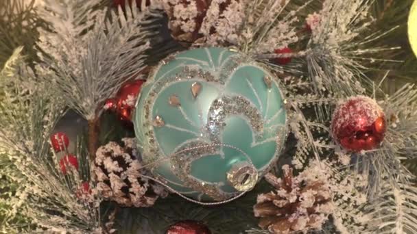 クリスマスと新年の休日のためのクリスマスツリーを飾るカラフルなクリスマスボール — ストック動画