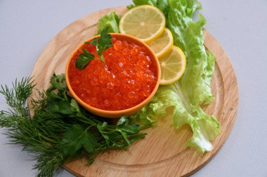  Yeni yıl için kırmızı havyar ve taze bitkiler. 