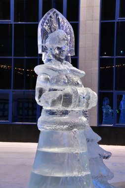 Yeni yıl arifesinde buzdan yapılmış peri masalı karakterleri (figürler) 