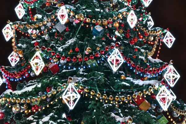 大晦日の市内公園の装飾が施されたクリスマスツリー — ストック写真