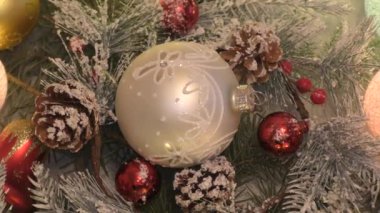 Noel ağacını Noel ve Yeni Yıl tatili için süsleyen renkli Noel baloları. 