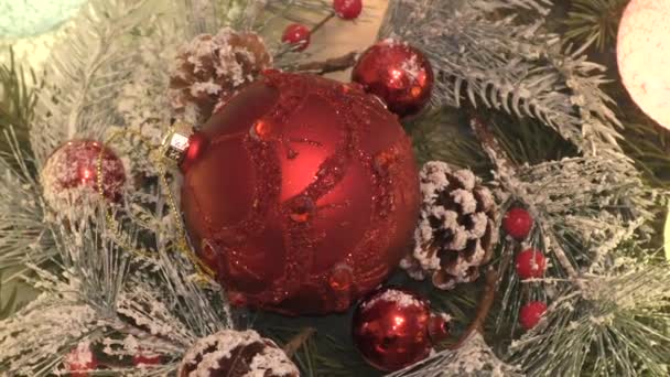 Kleurrijke Kerstballen Die Kerstboom Versieren Voor Feestdag Van Kerstmis Nieuwjaar — Stockvideo