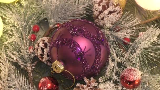 クリスマスと新年の休日のためのクリスマスツリーを飾るカラフルなクリスマスボール — ストック動画