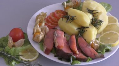 Soğuk tütsülenmiş Çin somonu ve yeni yıl için taze otlar. 