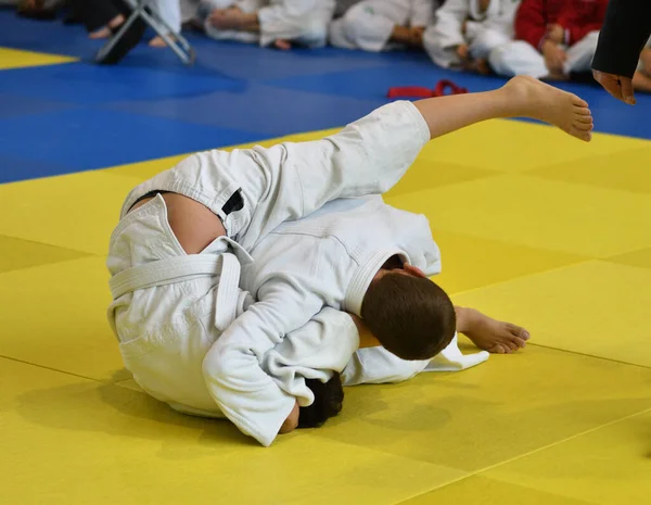Deux Garçons Judoka Kimono Rivalisent Sur Tatami — Photo