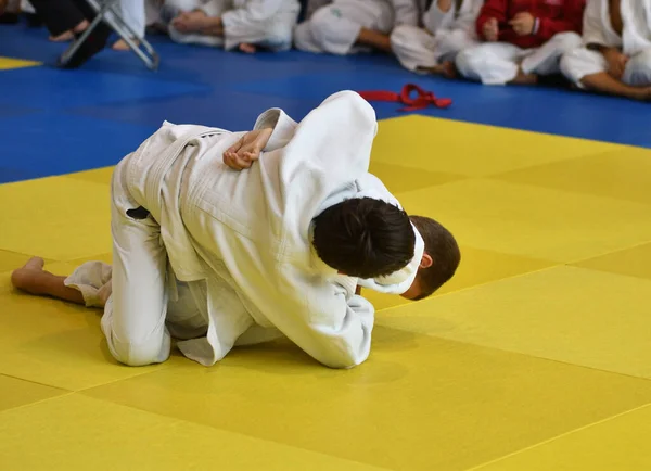 Deux Garçons Judoka Kimono Rivalisent Sur Tatami — Photo