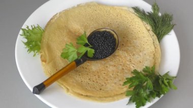 Havyarlı gözleme ve Ortodoks Noel 'i için taze otlar. 