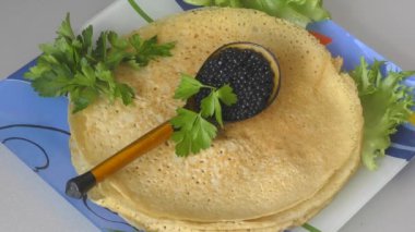 Havyarlı gözleme ve Ortodoks Noel 'i için taze otlar. 