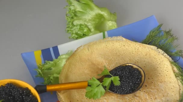 Panqueques Con Caviar Hierbas Frescas Para Navidad Ortodoxa — Vídeo de stock