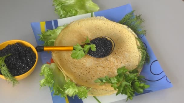 Panqueques Con Caviar Hierbas Frescas Para Navidad Ortodoxa — Vídeo de stock
