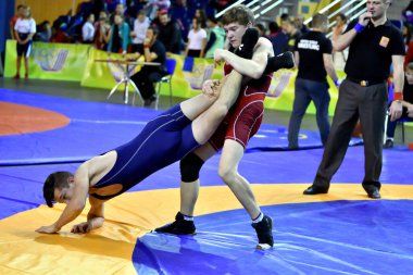 Orenburg, Rusya - 25-26 Ekim 2017: Erkekler, Orenburg Bölgesi Valisinin ödülleri için düzenlenen Rusya Turnuvası 'nda spor güreşinde yarışıyor 