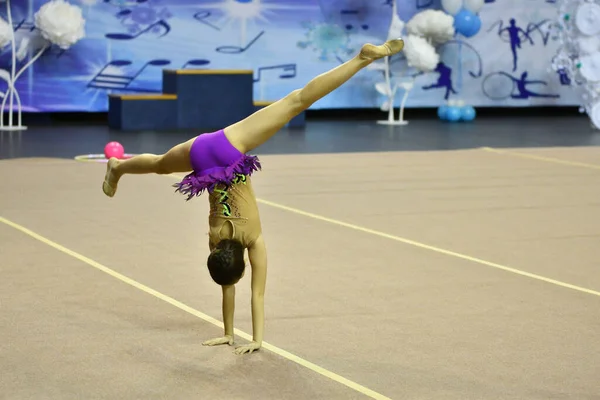 Het Meisje Voert Een Verplicht Programma Ritmische Gymnastiek — Stockfoto