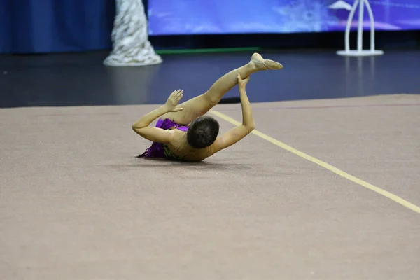 Das Mädchen Absolviert Ein Pflichtprogramm Rhythmischer Sportgymnastik — Stockfoto