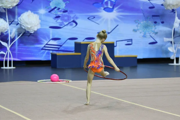 Chica Realiza Programa Obligatorio Gimnasia Rítmica — Foto de Stock