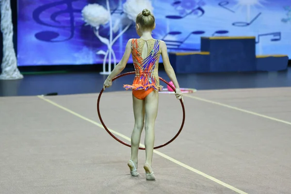 Chica Realiza Programa Obligatorio Gimnasia Rítmica —  Fotos de Stock