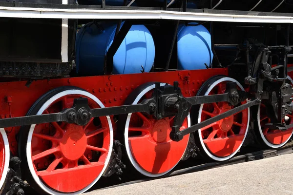 ロシア オレンブルク シティパーク ヴィンテージ蒸気機関車の要素 — ストック写真