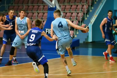 Orenburg, Rusya - 13-16 Haziran 2019 yıl: Erkekler Volga Federal Bölgesi amatör Basketbol Ligi Bölgelerarası finallerde basketbol oynuyor 