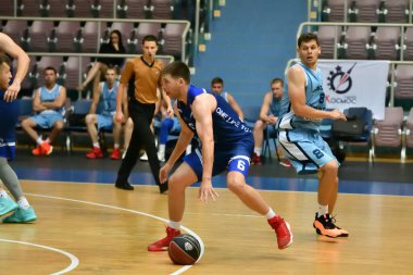 Orenburg, Rusya - 13-16 Haziran 2019 yıl: Erkekler Volga Federal Bölgesi amatör Basketbol Ligi Bölgelerarası finallerde basketbol oynuyor 