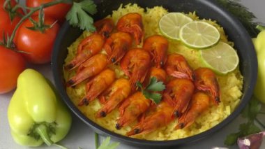 Karides, safran ve zeytinyağlı pirinç paella - İspanyol ulusal yemeği