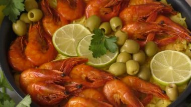 Karides, safran ve zeytinyağlı pirinç paella - İspanyol ulusal yemeği