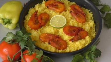 Karides, safran ve zeytinyağlı pirinç paella - İspanyol ulusal yemeği