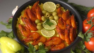 Karides, safran ve zeytinyağlı pirinç paella - İspanyol ulusal yemeği
