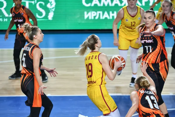 Orenburg, Rusya - 24 Kasım 2019: Kızlar 