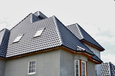  Modern bir evin dış görünüşü evin dış yüzüyle örtüşüyor. 