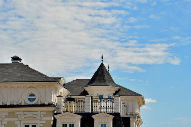  Modern bir evin dış görünüşü evin dış yüzüyle örtüşüyor. 