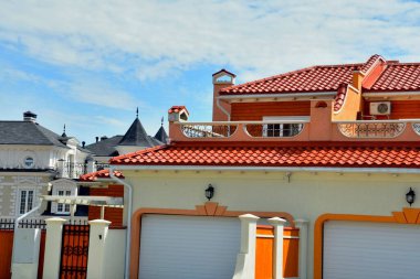  Modern bir evin dış görünüşü evin dış yüzüyle örtüşüyor. 