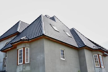  Modern bir evin dış görünüşü evin dış yüzüyle örtüşüyor. 