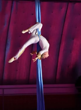  Orenburg, Rusya - 5 Nisan 2017: Kurdeleli genç bir hava jimnastikçisi buz hokeyi turnuvasının açılışında buz arenasının kubbesi altında şarkısını seslendirdi.