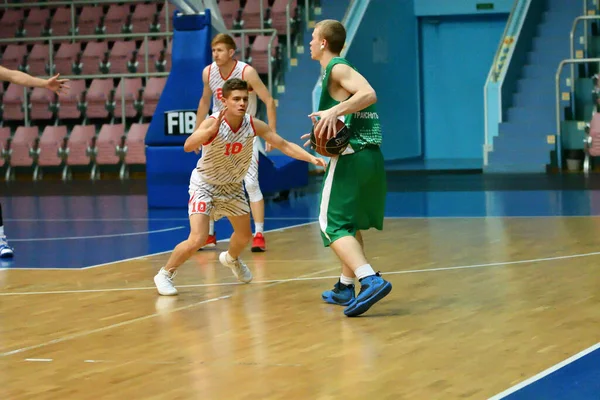 オレンブルク ロシア 6月2019 男性はボルガ連邦管区のアマチュアバスケットボールリーグの地域間決勝でバスケットボールをプレイ — ストック写真
