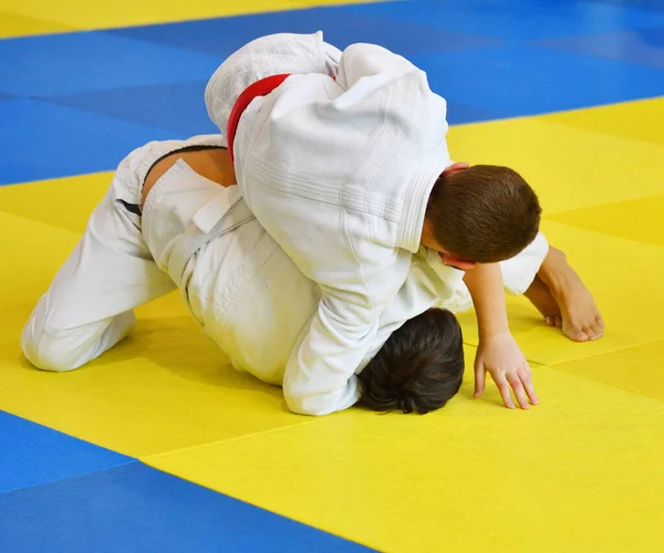 Dva Kluci Judoka Kimonu Soutěžit Tatami — Stock fotografie