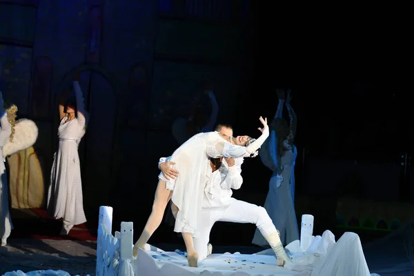 奥伦堡俄罗斯 Orenburg Russia 2019年10月12日 艺术家在马戏团或情人节表演他们的作品 — 图库照片