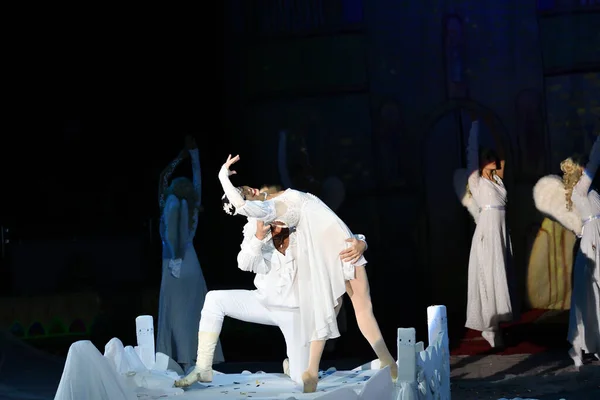 奥伦堡俄罗斯 Orenburg Russia 2019年10月12日 艺术家在马戏团或情人节表演他们的作品 — 图库照片