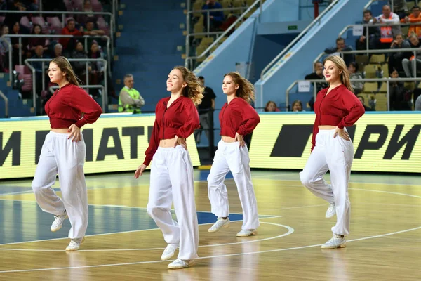 俄罗斯奥伦堡 2019年11月24日 女子拉拉队在俄罗斯篮球俱乐部 Orenburg Ummc Ekaterinburg 之间的一场篮球赛中表演 — 图库照片
