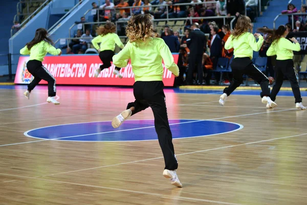 Orenburg Rusland November 2019 Meisjes Cheerleading Treden Tijdens Een Basketbalwedstrijd — Stockfoto