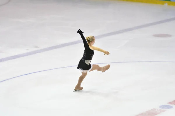 Orenburg Rússia Março 2018 Garota Compete Patinação Artística Competições Aldeia — Fotografia de Stock