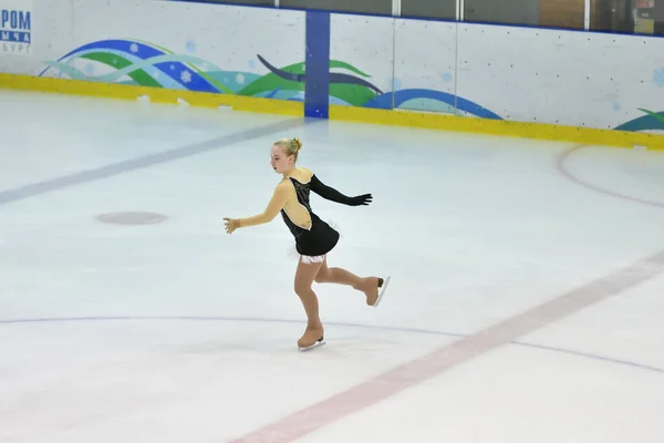 Orenburg Rússia Março 2018 Garota Compete Patinação Artística Competições Aldeia — Fotografia de Stock