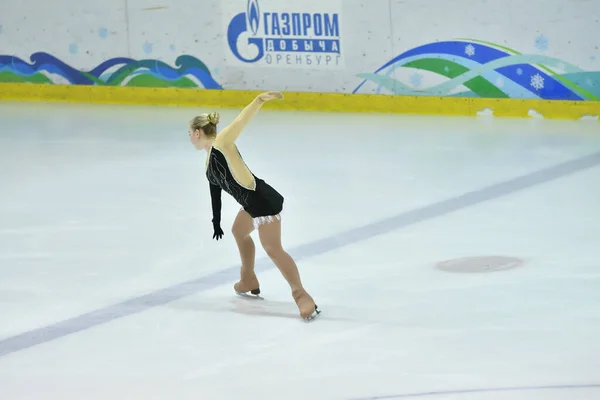 Orenburg Rússia Março 2018 Garota Compete Patinação Artística Competições Aldeia — Fotografia de Stock