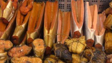 Sıcak ve soğuk tütsülenmiş ürünler yeni avlanan vahşi Pasifik balıklarından. 