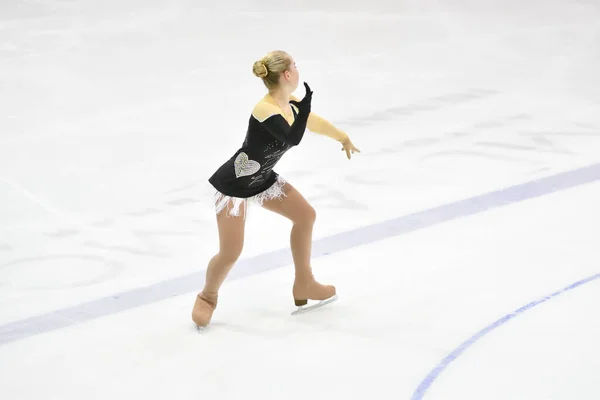 Orenburg Russland März 2018 Mädchen Tritt Eiskunstlauf Bei Wettkämpfen Dorf — Stockfoto