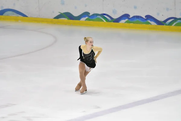 Orenburg Rússia Março 2018 Garota Compete Patinação Artística Competições Aldeia — Fotografia de Stock