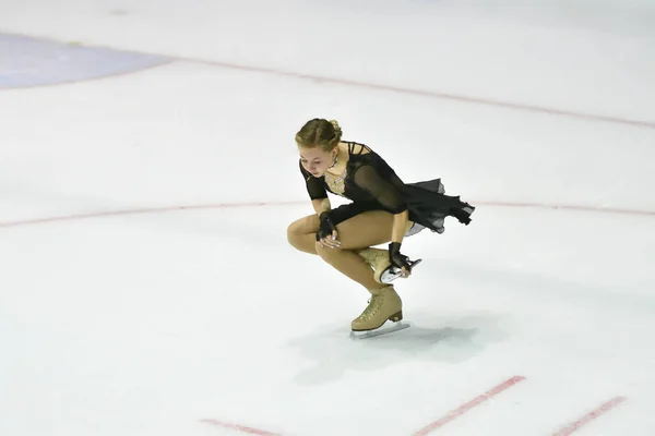 Orenburg Rússia Março 2018 Garota Compete Patinação Artística Competições Aldeia — Fotografia de Stock